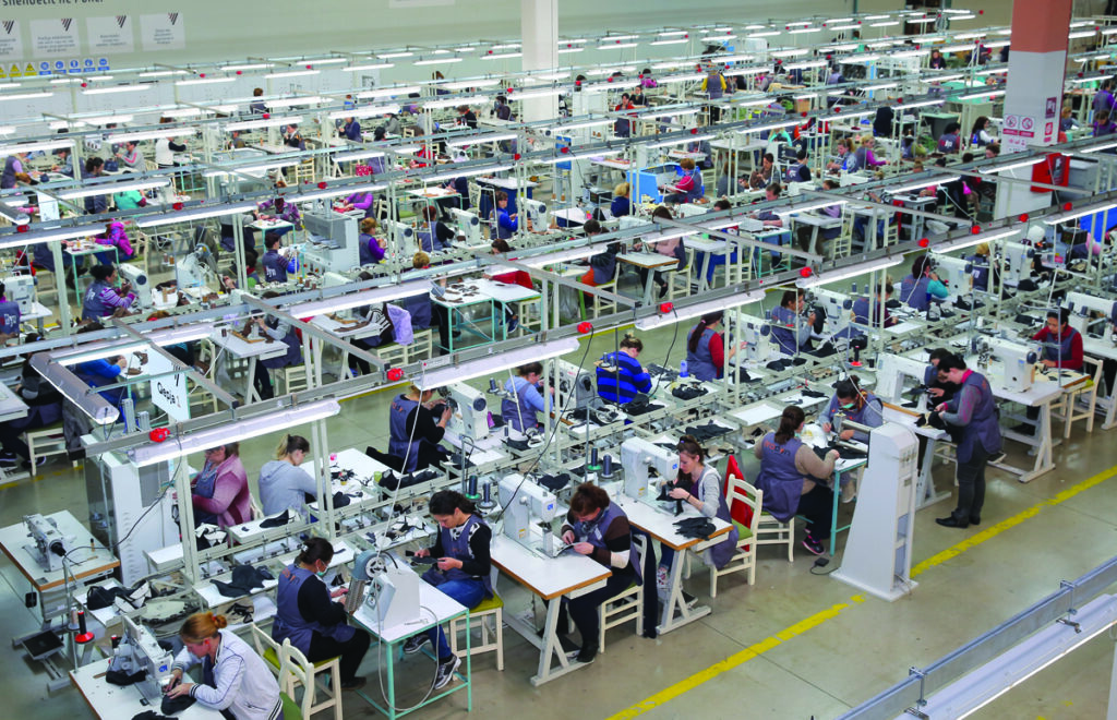 Shkurtohen mbi 10 mijë vende pune  brenda vitit në sektorin e fasonerive nga rënia e euros